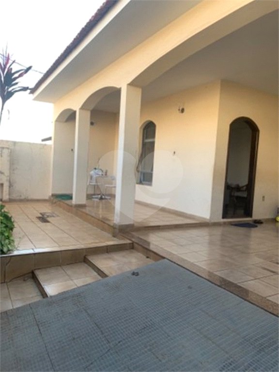 Casa térrea com 3 dormitórios, sendo 1 suíte .