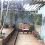 Sobrado com quintal amplo e arborizado a venda