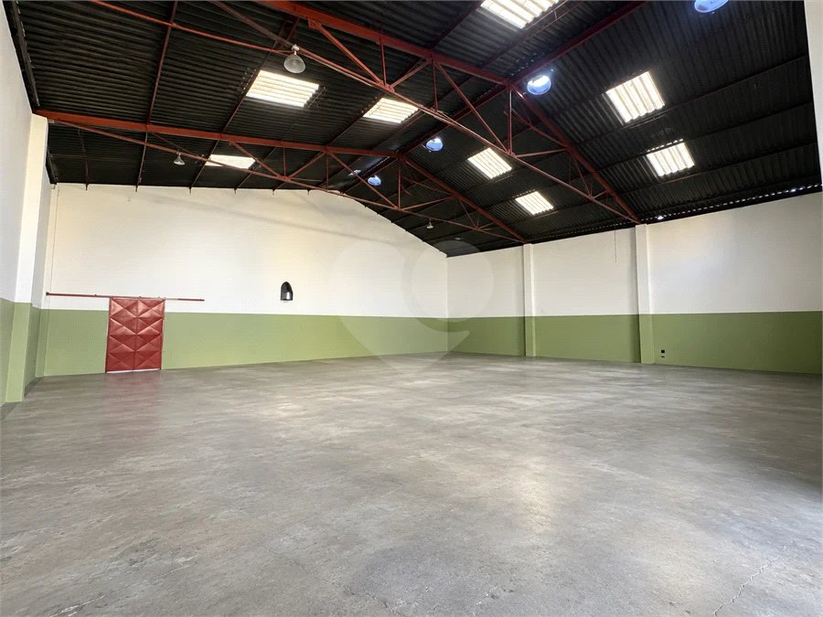 Galpão comercial/industrial com 627 m² no Bairro Planalto, em São Bernardo do Campo, próximo à Via Anchieta, com piso fabril, escritórios e mezanino.