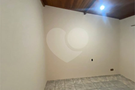Casa Térrea com 3 dormitórios, sendo 2 suítes.