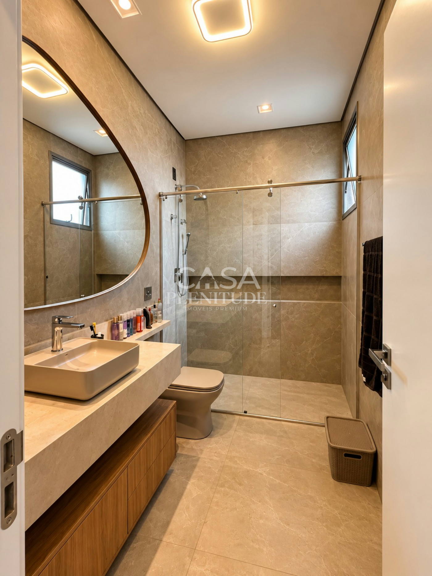 Casa nova no Saint Patrick com 926 m², 5 suítes, elevador e piscina aquecida, saúna em Sorocaba