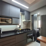 Apartamento totalmente decorado em Moema com 70 m2 , 2 quartos, 2 suítes e 2 vagas, ambientes com ar condicionado.