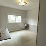 Apartamento de 155 m² com 4 dormitórios, varanda e 2 vagas de garagem. Condomínio com piscinas adulto, infantil e aquecida, lazer e portaria 24 horas.