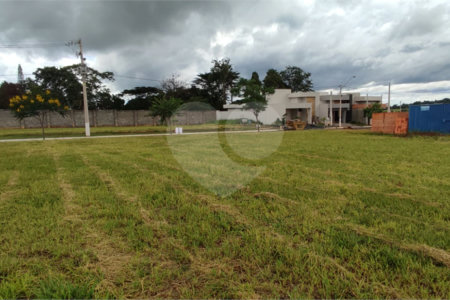 Terreno à Venda em São Carlos, no bairro Residencial Samambaia