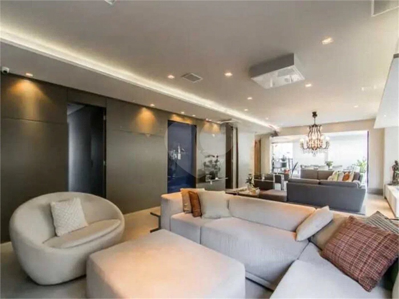 Apartamento de 306m² na melhor região de Moema, 3 suítes, 5 vagas, varanda gourmet, depósito, fora de rota