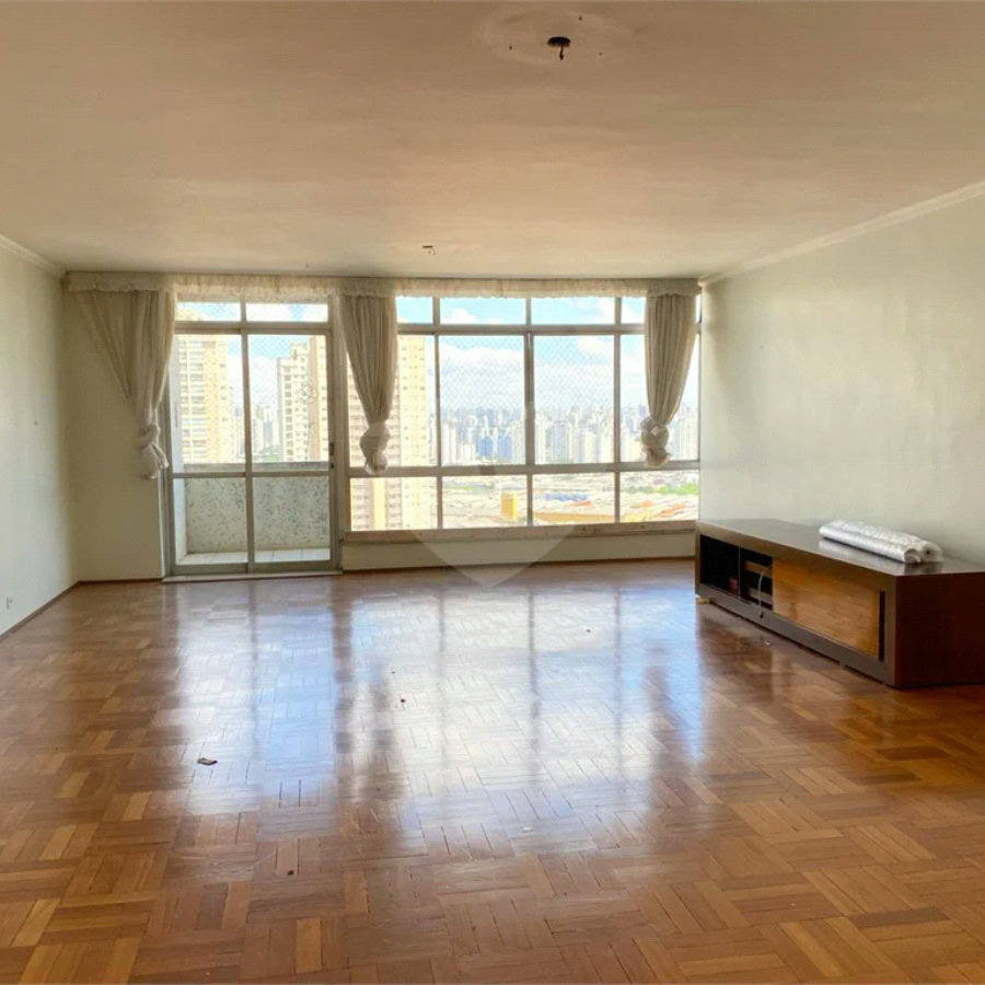 Apartamento à Venda | 327 m² | 4 dormitórios (1 suíte) | 2 vagas na Mooca!