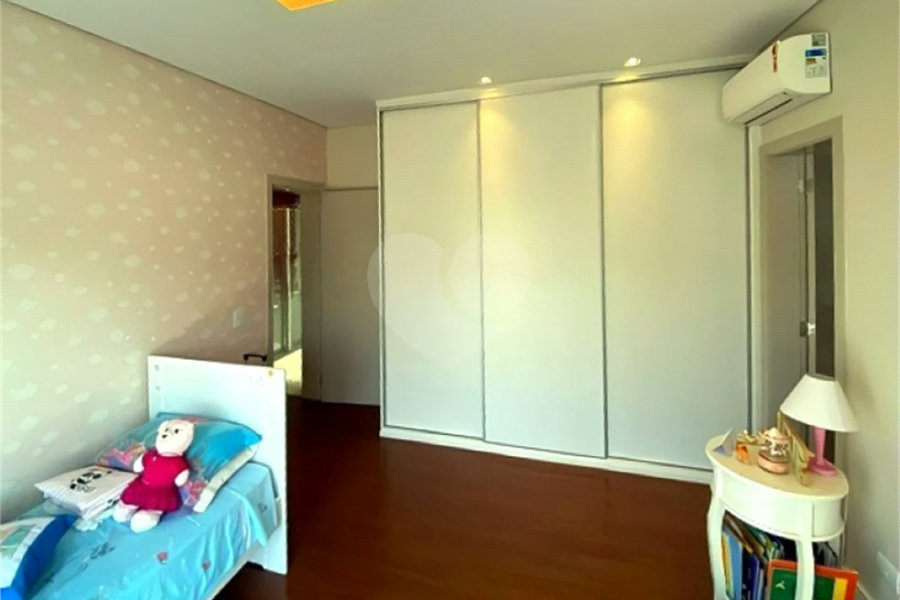 Casa de Alto Padrão em Condomínio com 4 suítes.