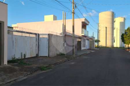 Terreno murado com portão e concertina no Jardim Embaré,