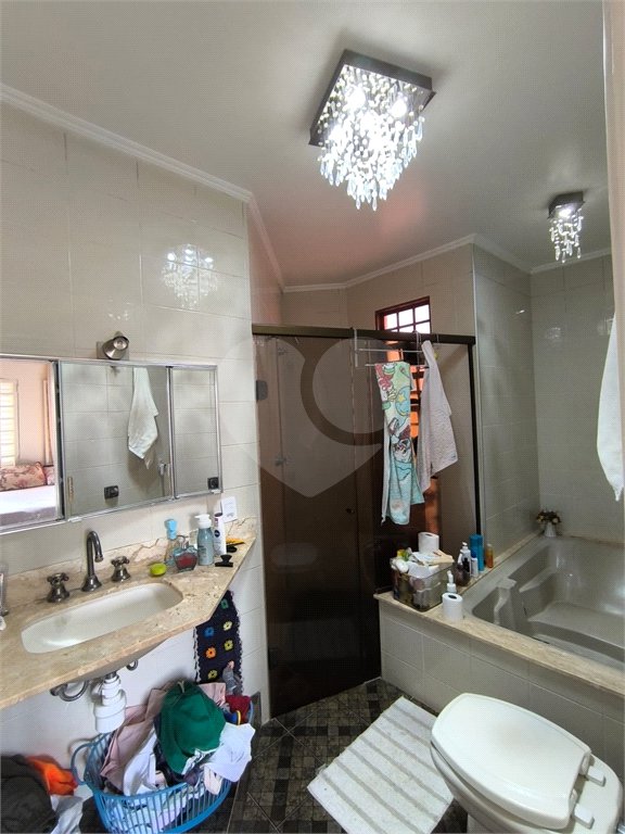 Casa à Venda no Santa Marta com 3 Suítes e Piscina