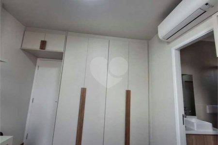 Apartamento totalmente decorado em Moema com 70 m2 , 2 quartos, 2 suítes e 2 vagas, ambientes com ar condicionado.
