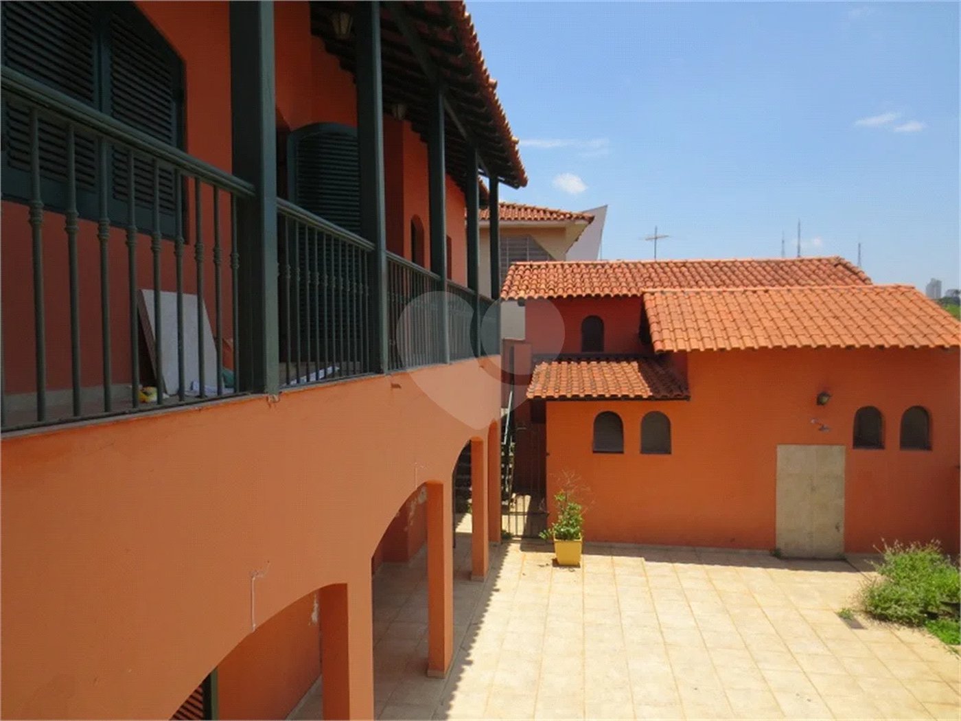 Casa no Pacaembu com ótima distribuição e amplo quintal em terreno em declive