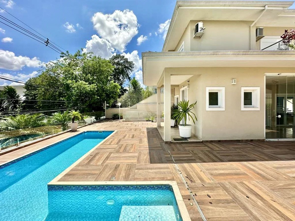 Casa em condomínio Impecável, 4 dorms / 2 suítes, varanda gourmet, piscina, 3 lareiras