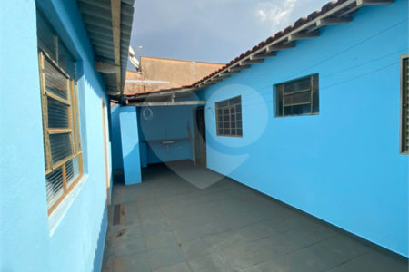 Casa Térrea com 3 dormitórios, sendo 2 suítes.