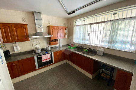Casa Térrea com 3 suítes, sendo 1 suíte master.