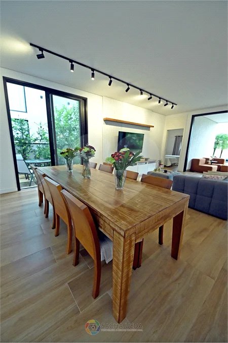 Indaiatuba - SP - Condomínio Helvetia Park - 490 m² Terreno - Sobrado com 307 m² de Área Construída - Escritório com móveis planejados - Sala de estar e jantar ampla e integradas - Cozinha planejada completa, com eletrodomésticos (cooktop, forno, coifa, geladeira, microondas) - Lavanderia