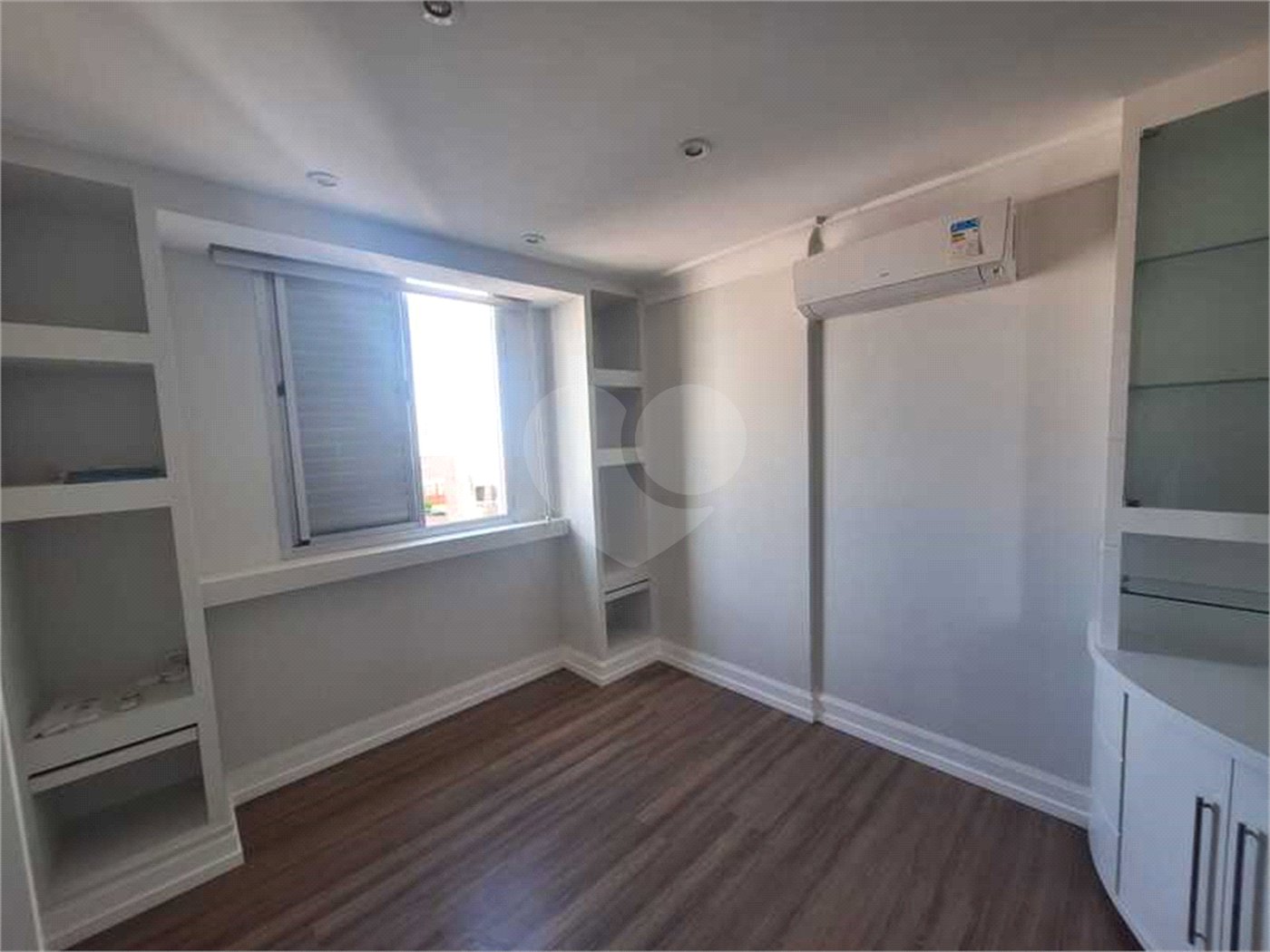 Apartamento para locação com 2 dormitórios, sendo 1 suíte com 02 vagas, totalmente climatizado nos 3 ambientes