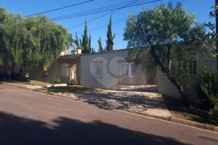 Casa terrea à venda no Canjaranas em Vinhedo-SP.