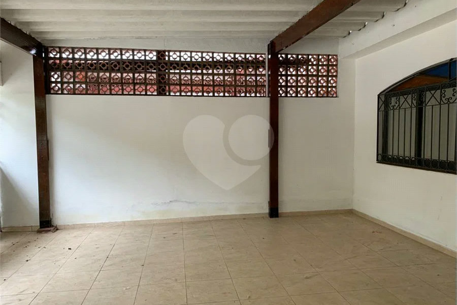 Casa espaçosa com 3 quartos, suíte, quintal e 2 vagas na Vila Santa Catarina