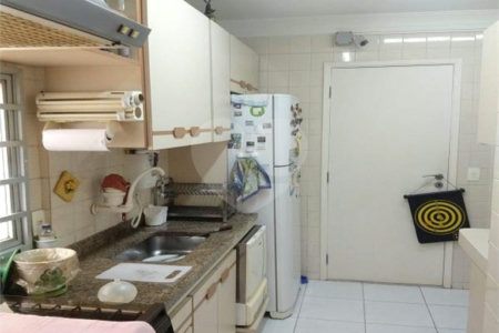 Apartamento na Vila Nova Conceição de 100m2 com 2 dorms, 1 suíte , 3 banheiros, 2 vagas. Estuda permuta.