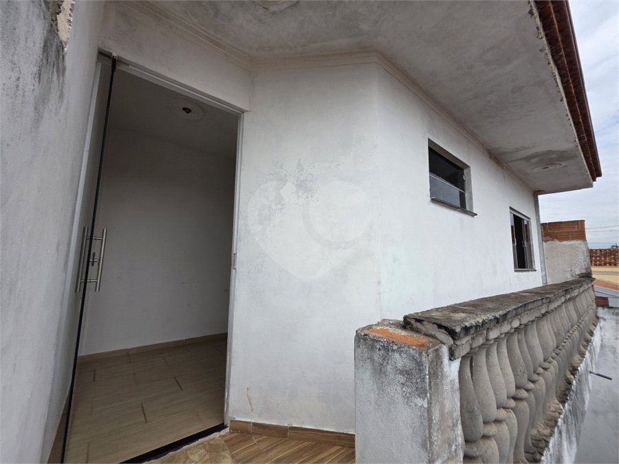 Casa térrea à venda no Douradinho com 2 quartos e edícula com mais dois quartos e 2 banheiros.