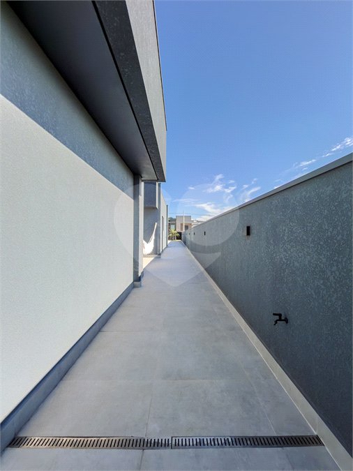 Indaiatuba - Quintas da Terracota - 1252 m² de terreno - casa térrea com 514 m² de área construída -3 vagas de garagem cobertas e 3 descobertas Lavabo - Sala de estar e jantar amplas e integradas - Escritório privativo - Cozinha toda equipada com geladeira, forno, micro-ondas, lava-louças,