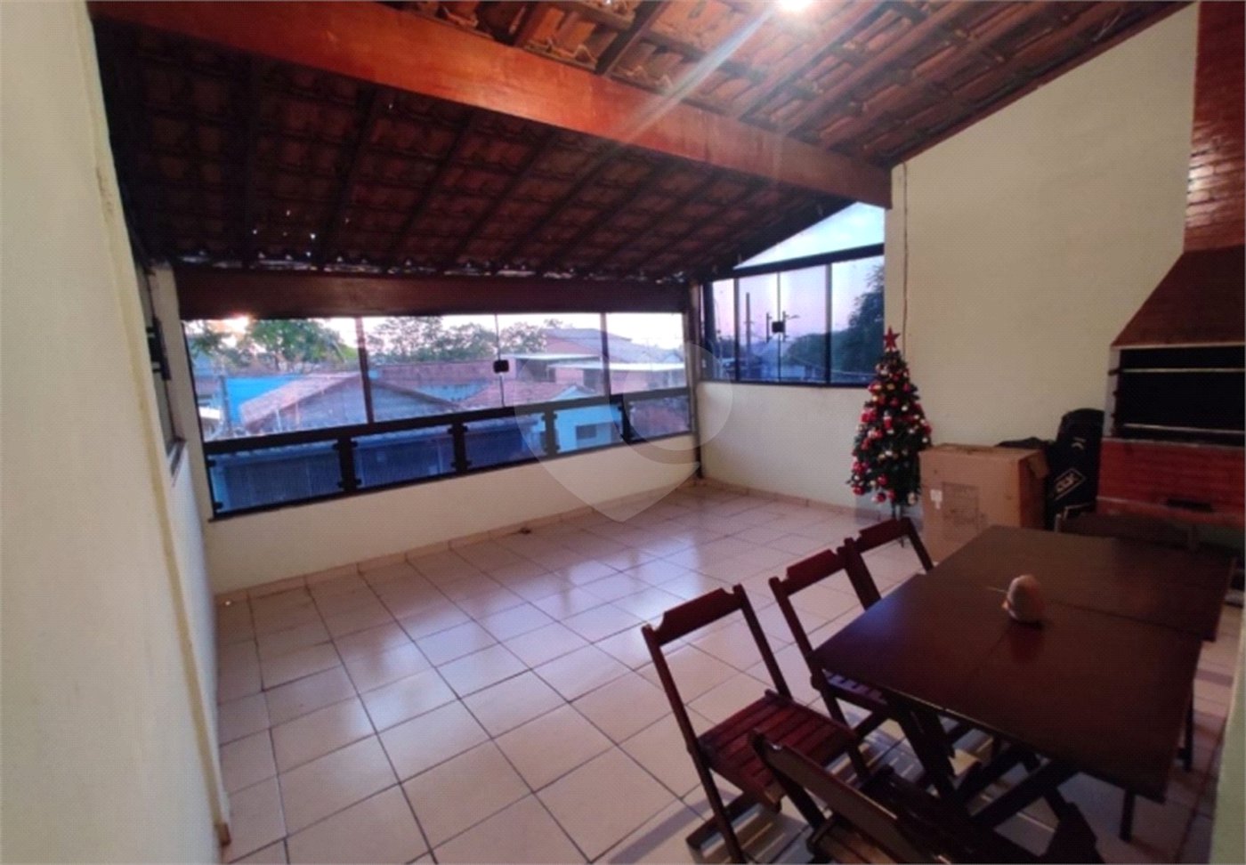CASA A VENDA NO BAIRRO NOVO HORIZONTE COM 200M², 4 DORMITÓRIOS, 2 BANHEIROS, 2 VAGAS, SJC