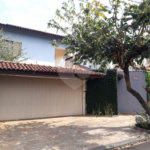 Sobrado com quintal amplo e arborizado a venda