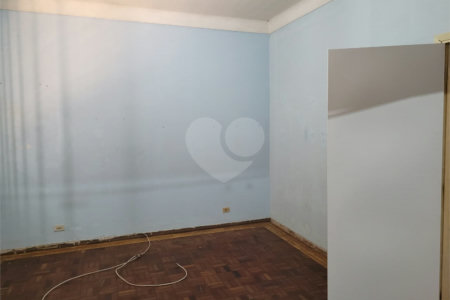 Casa Térrea com 3 dormitórios.