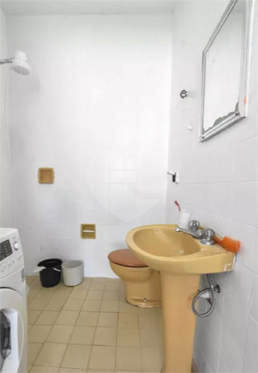 Casa à venda no Campo Belo de 200 metros quadrados, com 3 casas no terreno.