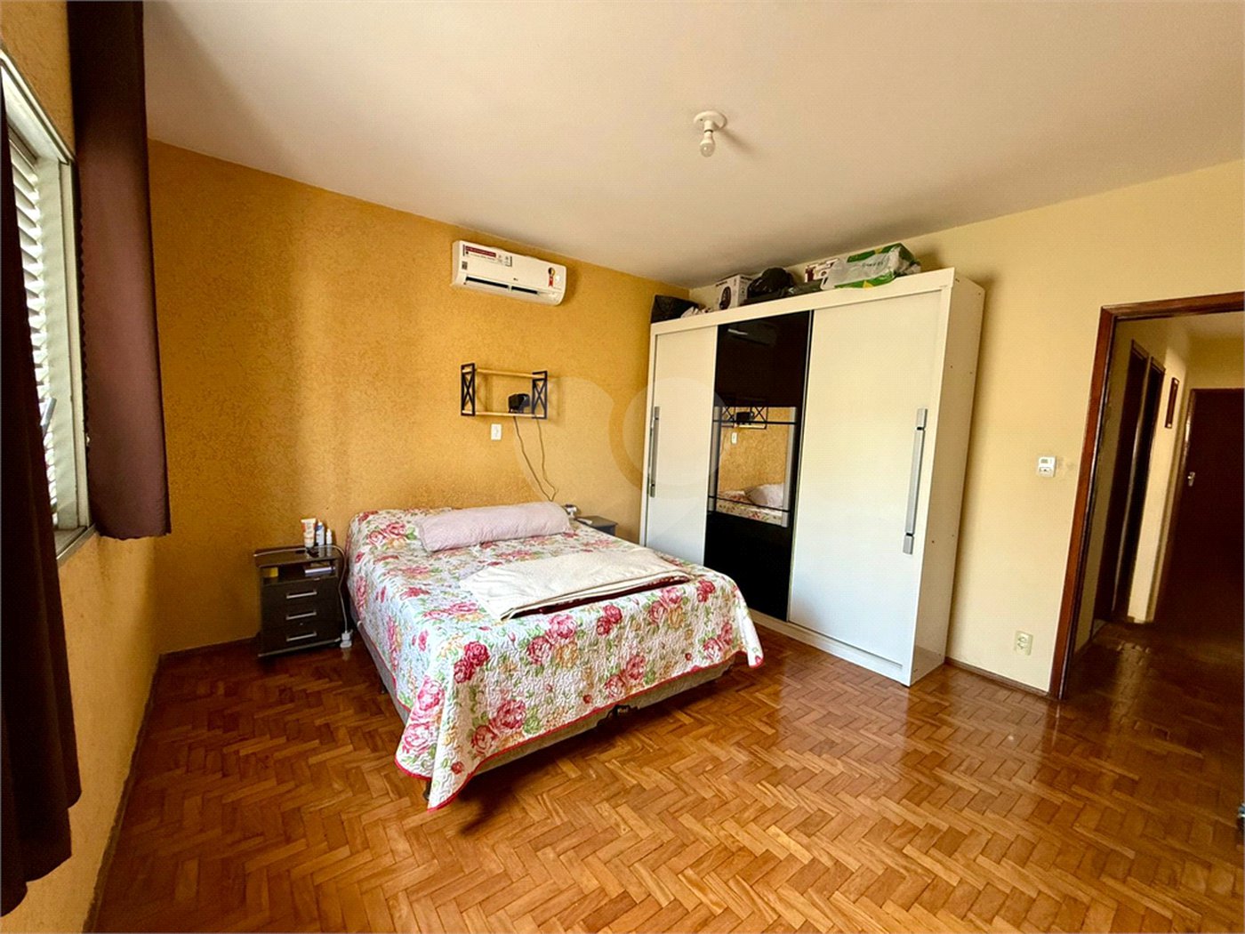 Casa térrea com piscina e 3 quartos.