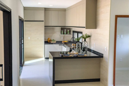 Indaiatuba - Condomínio Milano - Sobrado - 350 m² de terreno - 240 m² de área construída - 4 vagas de garagem, sendo 2 cobertas - Salas de estar e jantar integradas - 3 suítes com closet e varanda no pavimento superior - Escritório no térreo - Espaço gourmet com churrasqueira - Banheiro externo