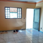 Casa Térrea com 2 dormitórios.