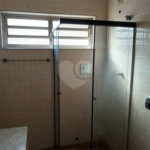 Casa com 4 dormitórios e 4 vagas.