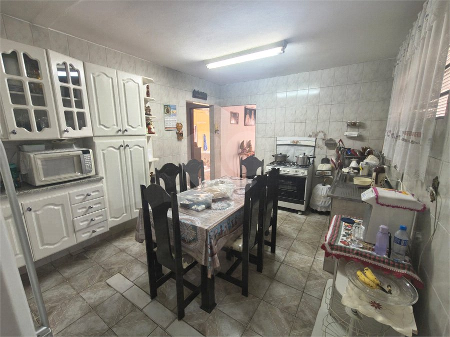 Linda Casa com Comercio ao lado independente.
