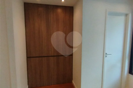 Sala comercial na Oscar Freire à venda Sala coml à venda na Oscar Freire OPORTUNIDADE Sala coml esquina. Rebouças