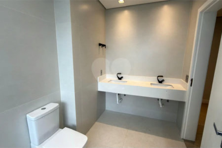 Sobrado de alto padrão no Swiss Park, totalmente reformado, com 4 suítes, piscina, elevador, espaço gourmet, 4 vagas e condomínio com lazer completo.
