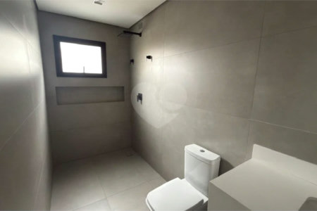 Sobrado de alto padrão no Swiss Park, totalmente reformado, com 4 suítes, piscina, elevador, espaço gourmet, 4 vagas e condomínio com lazer completo.