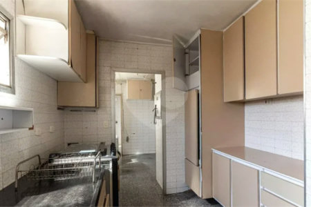 Este elegante apartamento em Higienópolis oferece 224m² de área muito bem distribuída, perfeito para quem valoriza conforto