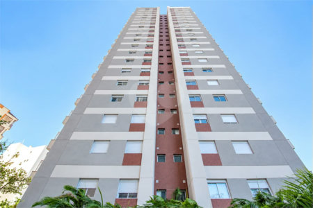 Apartamento de 127 m² em andar alto, com vista livre, 3 suítes planejadas, sacada gourmet envidraçada, 2 vagas e lazer completo, próximo ao Shopping Golden Square e à Avenida Kennedy.