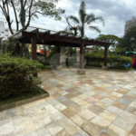 Apartamento de 155 m² com 4 dormitórios, varanda e 2 vagas de garagem. Condomínio com piscinas adulto, infantil e aquecida, lazer e portaria 24 horas.