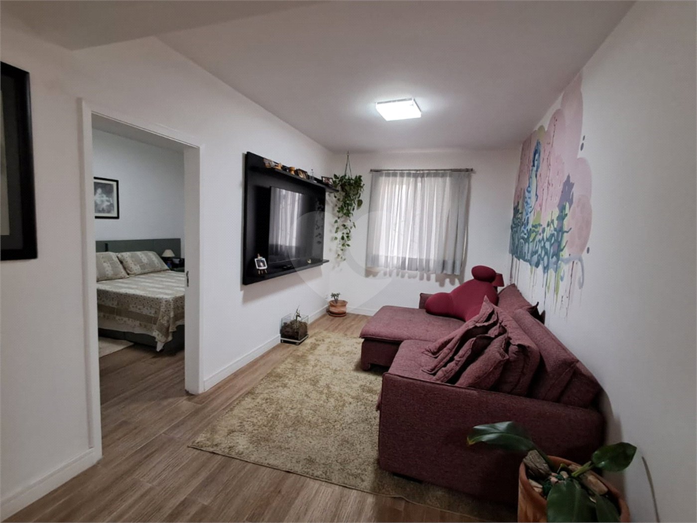 Amplo apartamento à venda totalmente reformado, sala ampliada, quarto, escritório, cozinha integrada e banheiro com box e banheira.