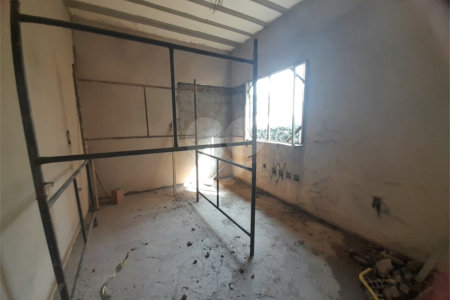 Casa em Construção com Área Gourmet e Piscina no Condomínio Damha II