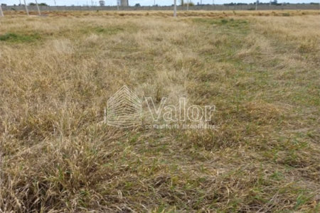Terreno plano no Condomínio Villeneuve, com 250,00 m² de área total.