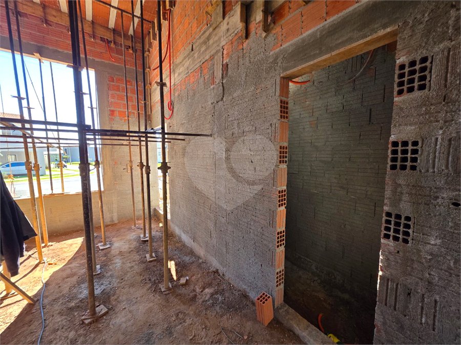 Casa térrea 3 dormitório 1 suíte com closet à venda no Condomínio Vileneuve,