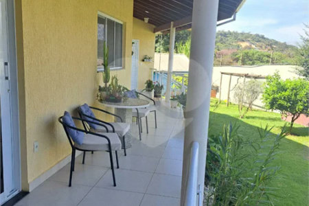 Casa Ampla com 5 Dormitórios, Piscina e Lazer Completo em Terreno de 1.260 m²