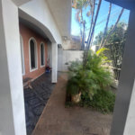 Casa espaçosa e confortável em um bairro tranquilo a venda.