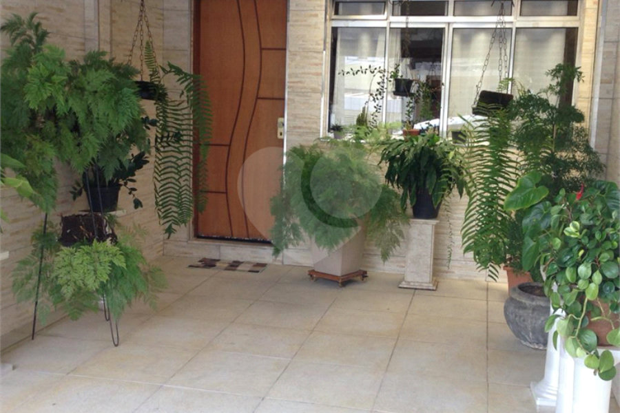 Vende-se Sobrado em Condomínio Fechado – 3 Dormitórios | 180 m²