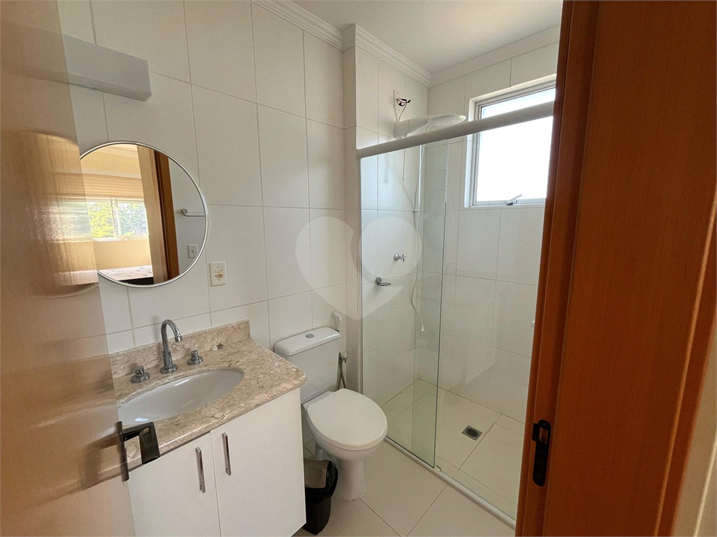 Apartamento mobiliado com 2 dormitórios sendo 1 suíte