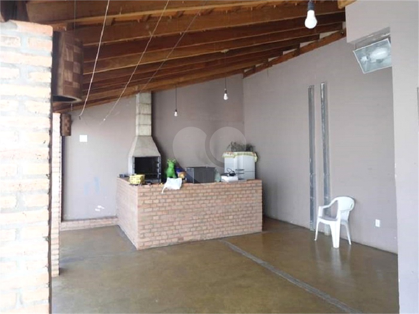 Casa Térrea com dormitórios, sendo 2 suítes.