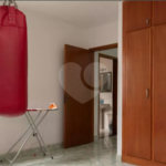 Sobrado no Jabaquara com 280m², 3 dormitórios, quintal amplo, varanda e 3 vagas de garagem.